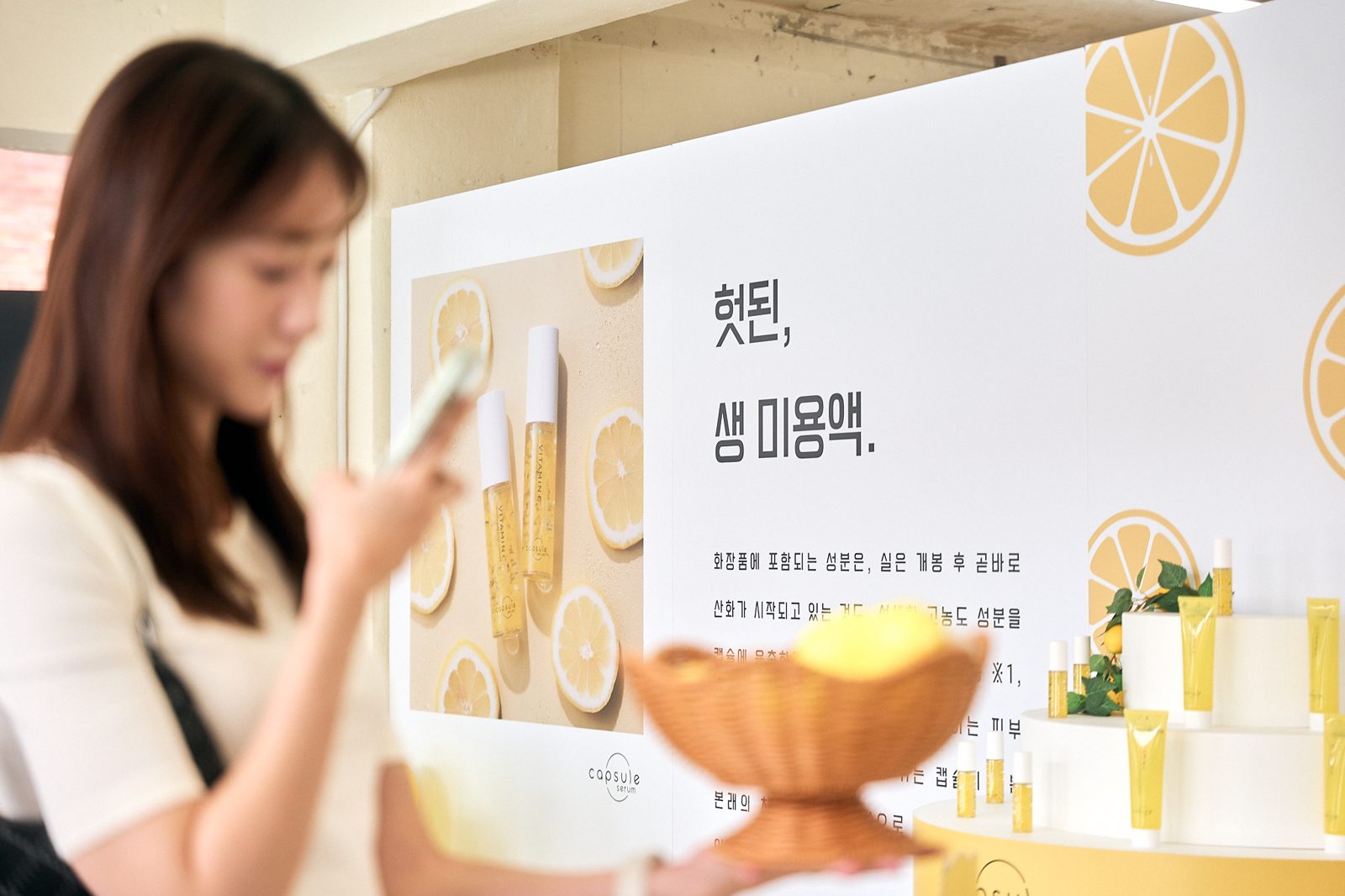 韓国語のパネルと商品が並ぶPOP UPの展示